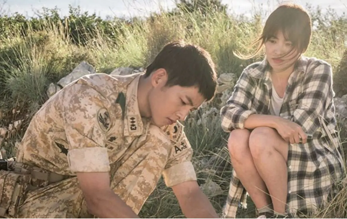 Sifat asli Song Joong Ki rupanya terungkap oleh lawan mainnya di drama Descendants of the Sun, Song Hye Kyo.