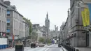 Jalanan sepi kota Aberdeen menyusul pemberlakuan lockdown atau penguncian wilayh setelah jumlah kasus virus corona melonjak di Skotlandia, Kamis (6/8/2020). Pemerintah Kota Aberdeen mencatat puluhan kasus virus korona baru dalam minggu ini. (Michal Wachucik / POOL / AFP)