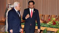 Presiden RI, Jokowi (kanan) berbincang dengan Presiden Palestina, Mahmoud Abbas sesaat sebelum acara foto bersama dengan peserta KTT Luar Biasa Organisasi Kerja sama Islam (OKI) di Jakarta Convention Center, Senin (7/3). (Liputan6.com/Faizal Fanani)