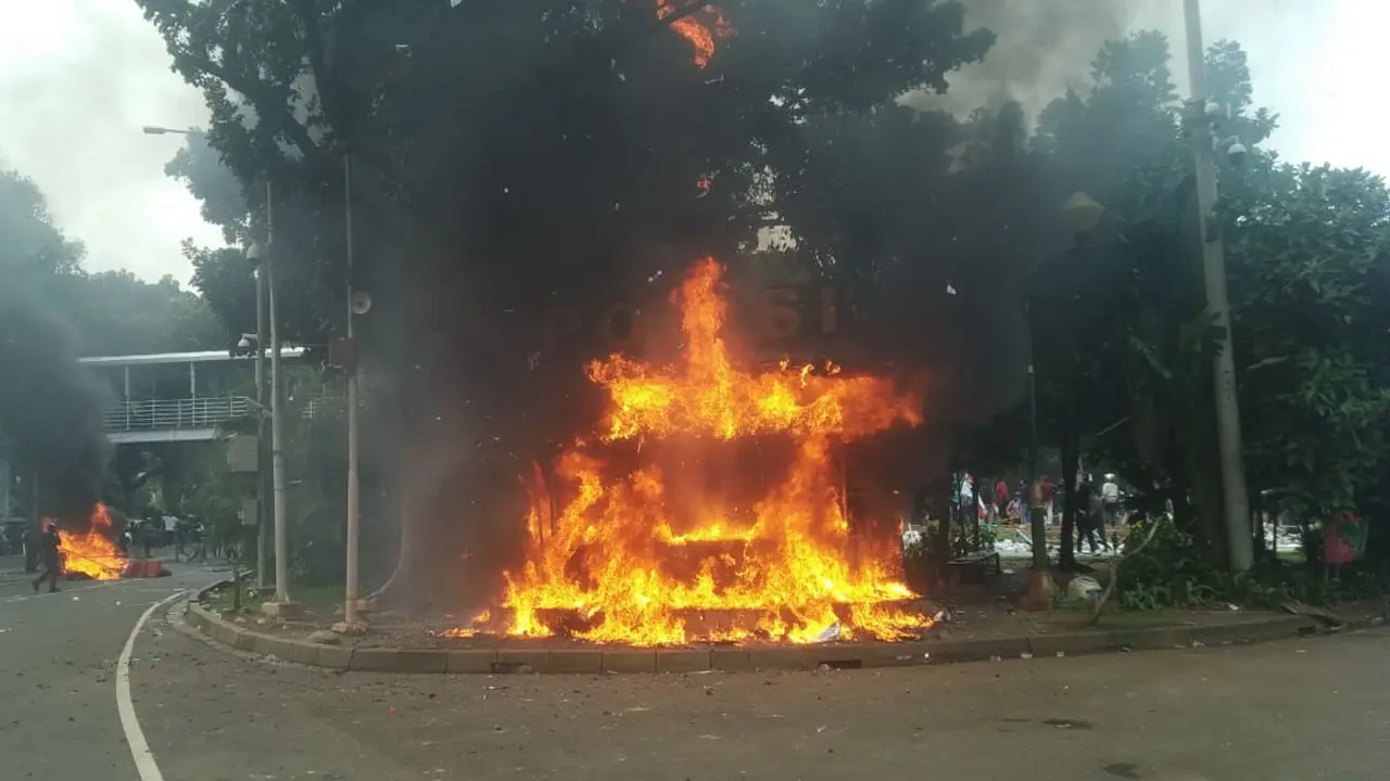 Pos polisi di Monas, depan Patung Kuda, Medan Merdeka Barat, Jakarta, dibakar demonstran tolak Omnibus Law