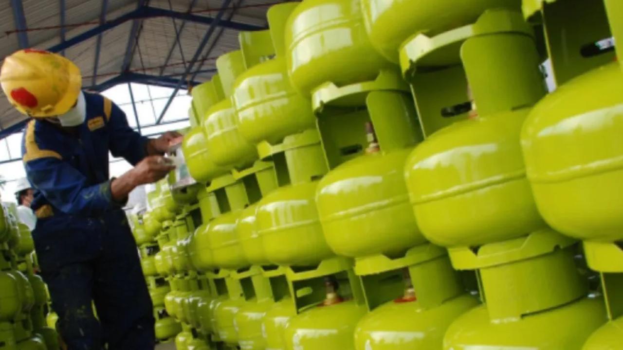 Menurut dia, kondisi tidak tepat sasaran ini yang sering menjadikan gas 3 Kg tersebut langka karena jatah yang seharusnya untuk orang miskin justru dibeli orang kaya.