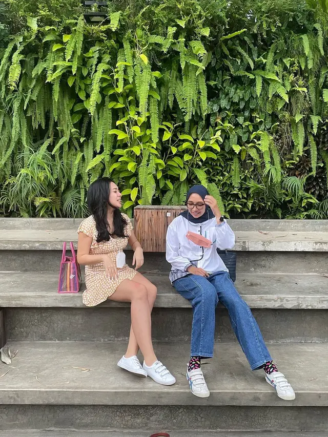 Hamil Usai 12 Tahun Nikah, Ini 6 Potret Dea Ananda Pamer Baby Bump