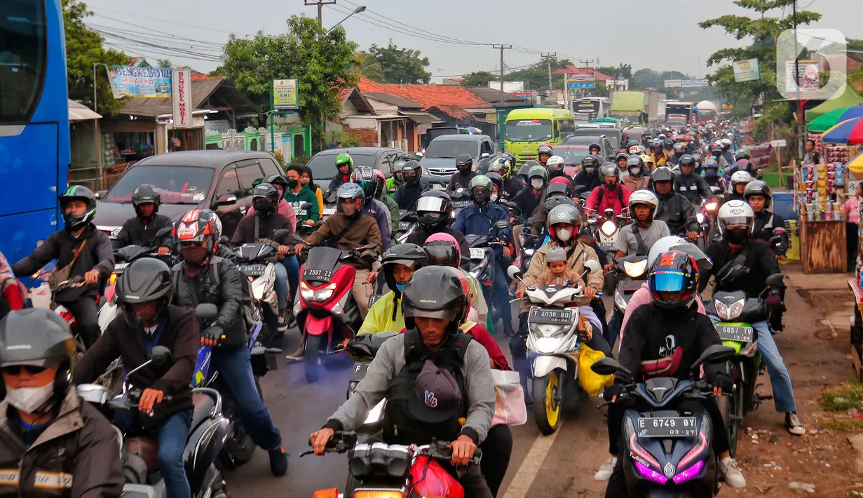 Ribuan kendara terjebak kacetan di Simpang Jomin, Jawa Barat, Rabu (19/4/2023). (Liputan6.com/Angga Yuniar)