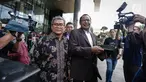 Kuasa hukum Fredrich Yunadi, Sapriyanto Refa bersama beberapa rekannya usai menyambangi gedung KPK, Jakarta, Jumat (12/1). Kuasa hukum Fredrich Yunadi, Sapriyanto Refa membantah kliennya menghindari panggilan KPK. (Liputan6.com/Faizal Fanani)