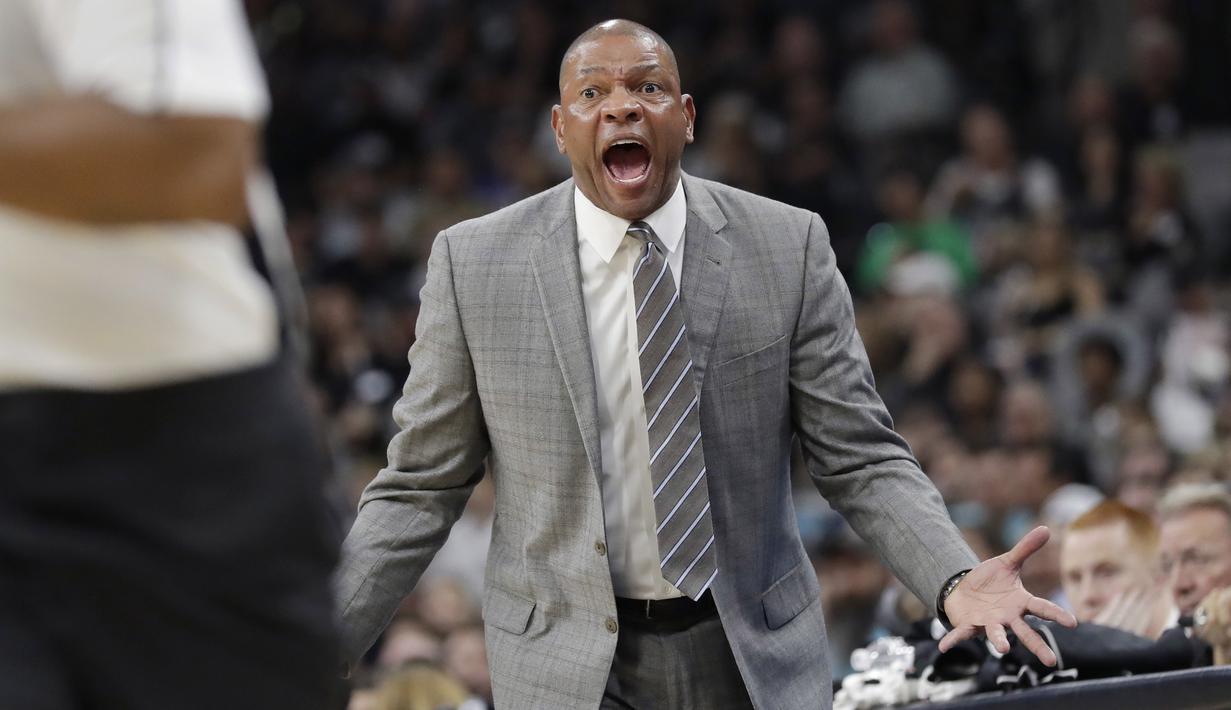 Teriakan pelatih Los Angeles Clippers, Doc Rivers kepada  wasit saat melawan San Antonio Spurs pada laga NBA di AT&T Center, San Antonio (5/11/2016).  Spurs kalah 92-116. (AP/Eric Gay)