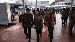 (ki-ka) Direktur Utama PT BRI Asmawi Syam, Menteri BUMN Rini Soemarno, Komisaris Utama BRI Mustafa Abubakar saat hadir untuk meninjau stand UMKM Digital Solution di JI Expo Kemayoran Jakarta, Sabtu (17/12). (Liputan6.com/Faizal Fanani)