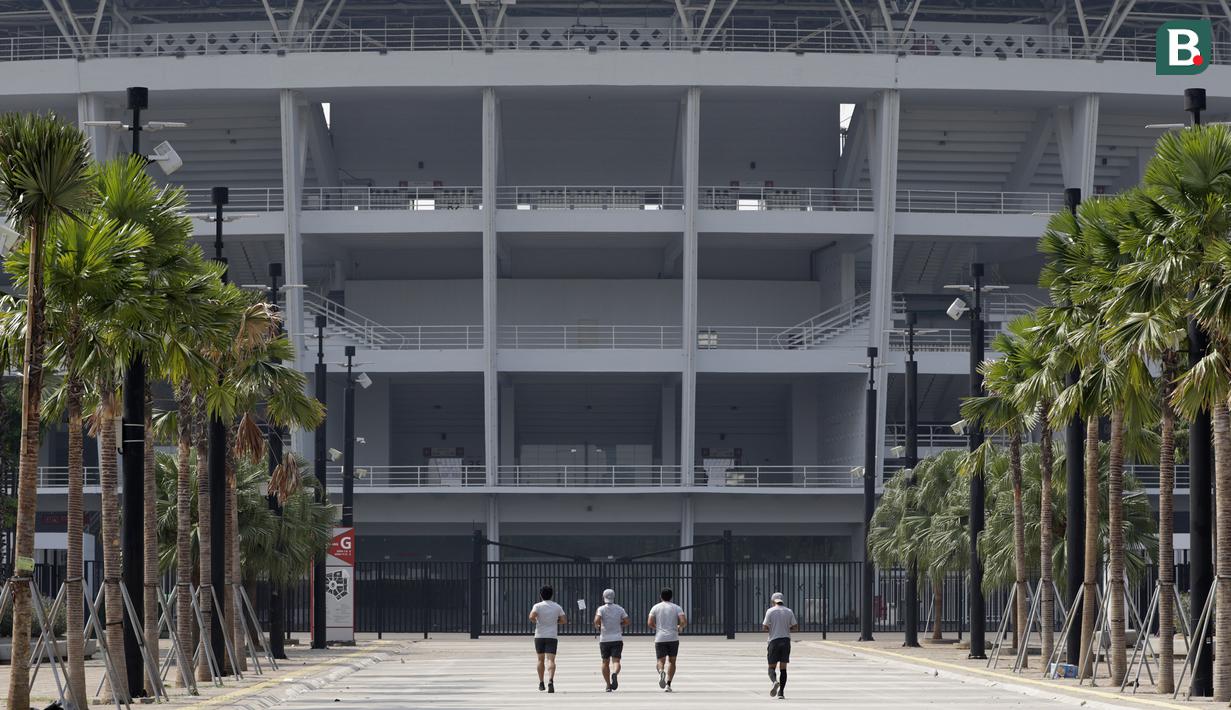 Pelatih Timnas Indonesia, Bima Sakti, bersama staf pelatihnya jogging menuju penginapan usai latihan di Stadion Madya Senayan, Jakarta, Rabu (21/11). Kebiasaan ini sering dilakukan sejak era Luis Milla. (Bola.com/M. Iqbal Ichsan)