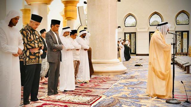 Gubernur Jawa Tengah (Jateng) Ganjar Pranowo salat tarawih bareng Presiden Joko Widodo atau Jokowi di Masjid Syekh Al Zayed, Solo, Jateng, Senin (10/4/2023) (Istimewa)