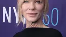 Cate Blanchett saat menghadiri pemutaran perdana film "Tár" selama Festival Film New York ke-60 di Alice Tully Hall di New York pada Senin, 3 Oktober 2022. Sedangkan untuk glam, sensasi Hollywood menarik perhatian pada mata birunya yang magnetis dengan eyeliner hitam, dan memakai sentuhan lipstik nude. (Dimitrios Kambouris/Getty Images for FLC/AFP)