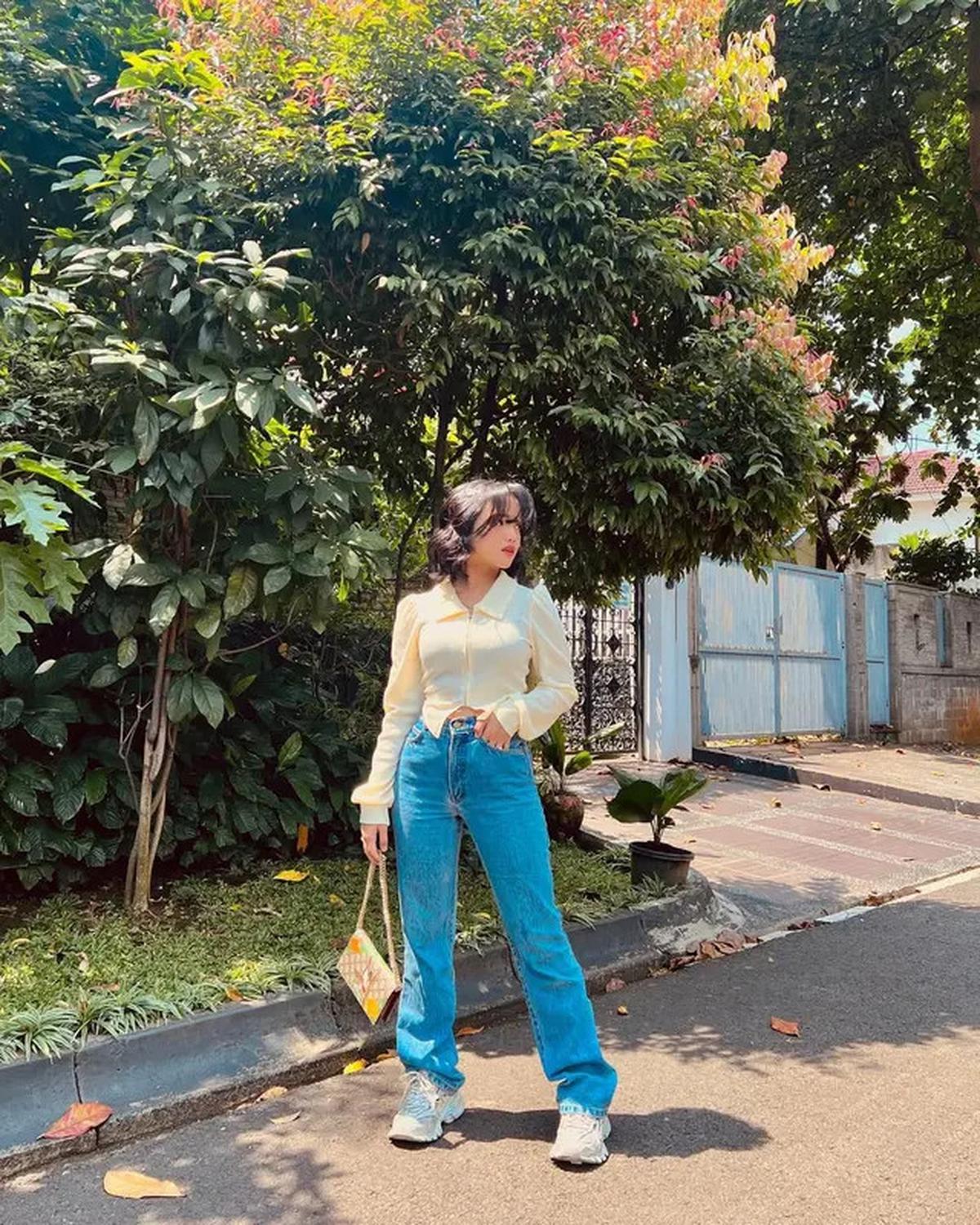 8 Pilihan Gaya Padu Padan Jeans ala Fuji, Super Stylish dan Kece Abis