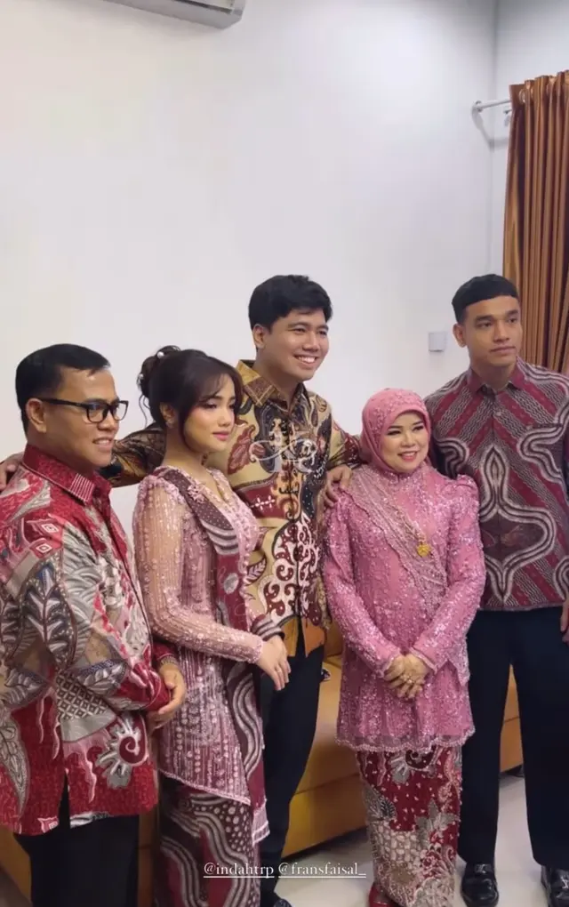 7 Momen lamaran Frans Faisal kakak Fuji dan Indah Tri Pertiwi