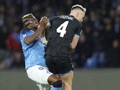 Pemain Napoli, Victor Osimhen diadang pemain Lazio, Patric, pada laga Liga Italia di Stadion Diego Armando Maradona, Sabtu (4/3/2023). Napoli menelan kekalahan saat menjamu Lazio pada pekan ke-25 Serie A 2022/2023. 
(Alessandro Garofalo/LaPresse via AP)