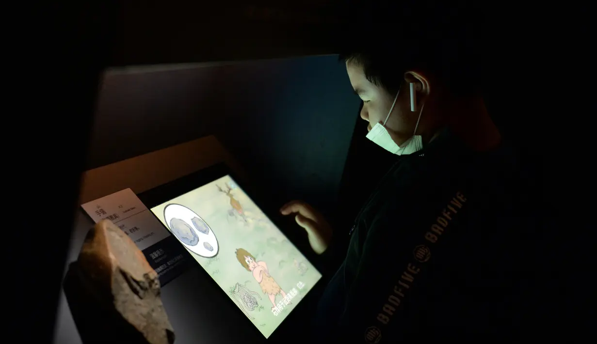 Seorang anak menonton video pengenalan di Museum Changsha, Changsha, Provinsi Hunan, China tengah, pada 5 Oktober 2020. Banyak warga dan wisatawan memilih mengunjungi museum selama liburan Hari Nasional dan Festival Pertengahan Musim Gugur untuk belajar tentang sejarah. (Xinhua/Chen Zhenhai)