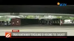Kecelakaan terjadi karena sopir yang mengemudi dari arah Tanjung Priok menuju Tangerang tidak mampu mengendalikan truk hingga oleng ke kiri dan terguling.