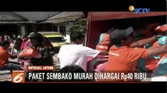 Warga Desa Samiran, Kecamatan Selo, Boyolali berebut masuk melalui satu-satunya pintu ke gedung serbaguna desa, demi mendapatkan sembako murah.
