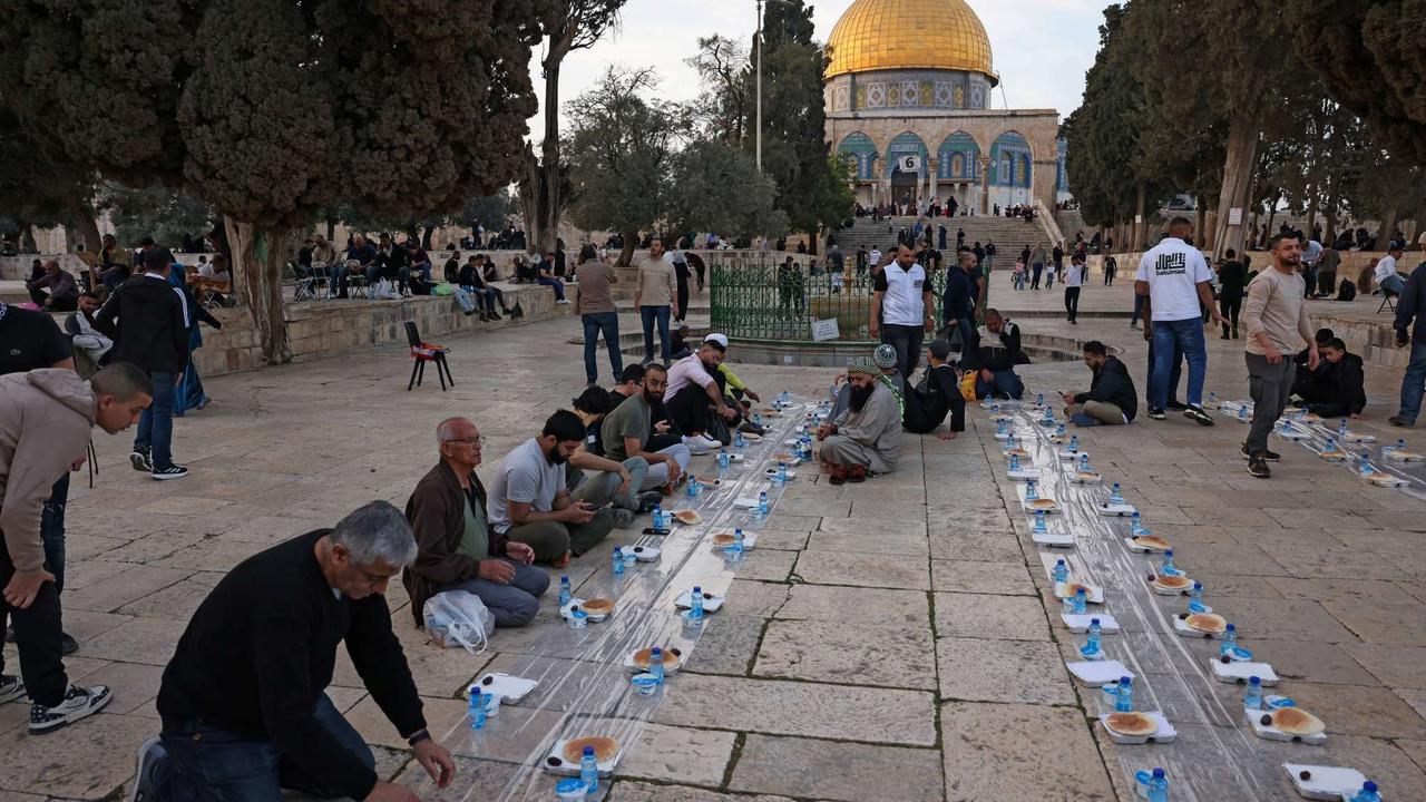Buka puasa bersama di kompleks Masjid Al Aqsa