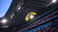 Penerjun payung mendarat di arena pertarungan Prancis Vs Jerman di Euro 2020 / Euro 2021 (FRANCK FIFE /AFP)