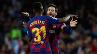 Bintang muda Barcelona, Ansu Fati, merayakan golnya bersama Lionel Messi. (c) AP Photo