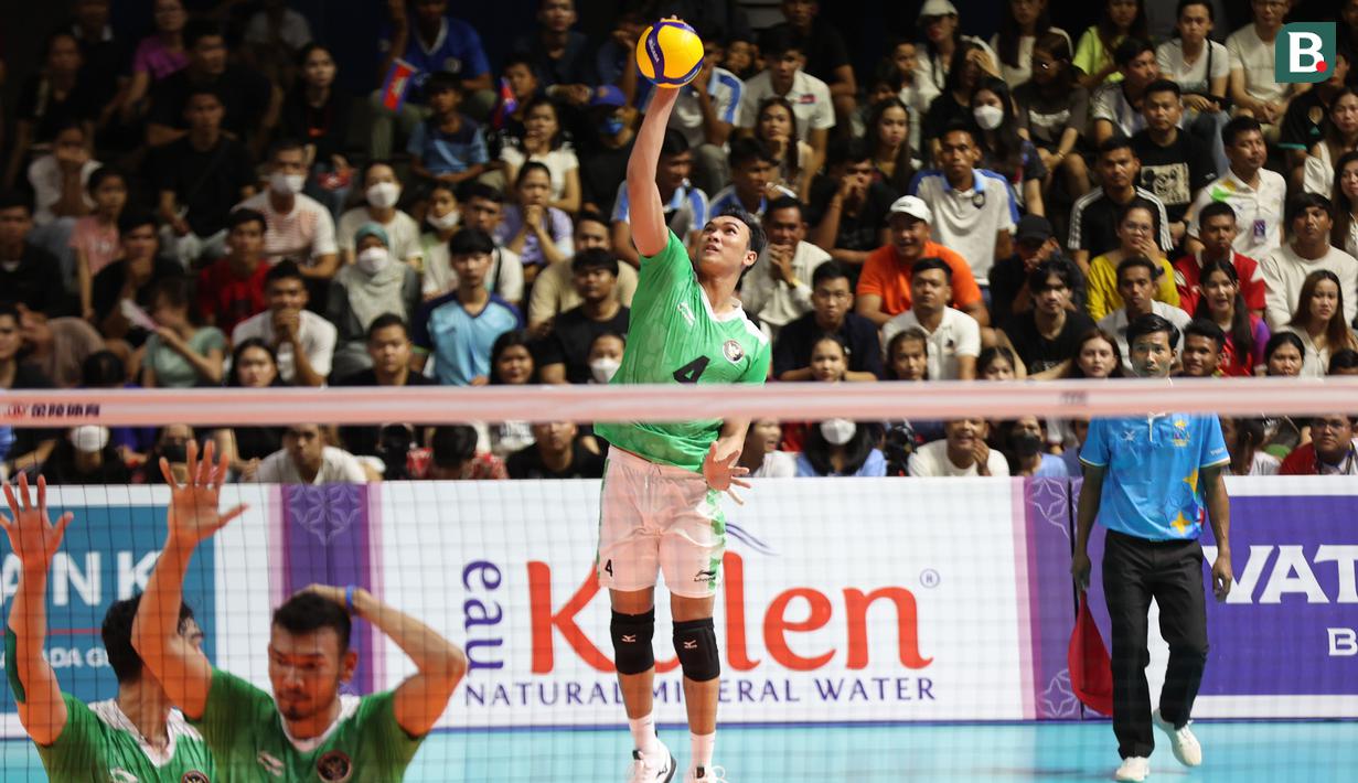Pemain tim bola voli putra Indonesia, Hendra Kurniawan melepaskan serve saat menghadapi Kamboja pada laga ketiga Grup A SEA Games 2023 di Olympic Complex Indoor Main Hall, Phnom Penh, Kamboja, Sabtu (6/5/2023). Tim bola voli Putra Indonesia menang 3-0 (25-18, 25-21, 25-16) dan memastikan lolos ke semifinal sebagai juara Grup A. (Bola.com/Abdul Aziz)