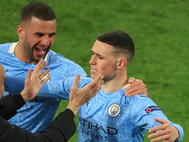 Gelandang Manchester City, Phil Foden (kanan) merayakan gol kedua yang dicetaknya ke gawang Borussia Dortmund dalam laga leg kedua perempatfinal Liga Champions 2020/2021 di Signal Iduna Park, Dortmund, Rabu (14/4/2021). Manchester City menang 2-1 atas Dortmund. (AFP/Wolfgang Rattay/Pool)