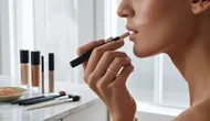 Apakah Concealer Bisa Dijadikan Foundation? Ini Cara Pakai dan Tips dari Ahli