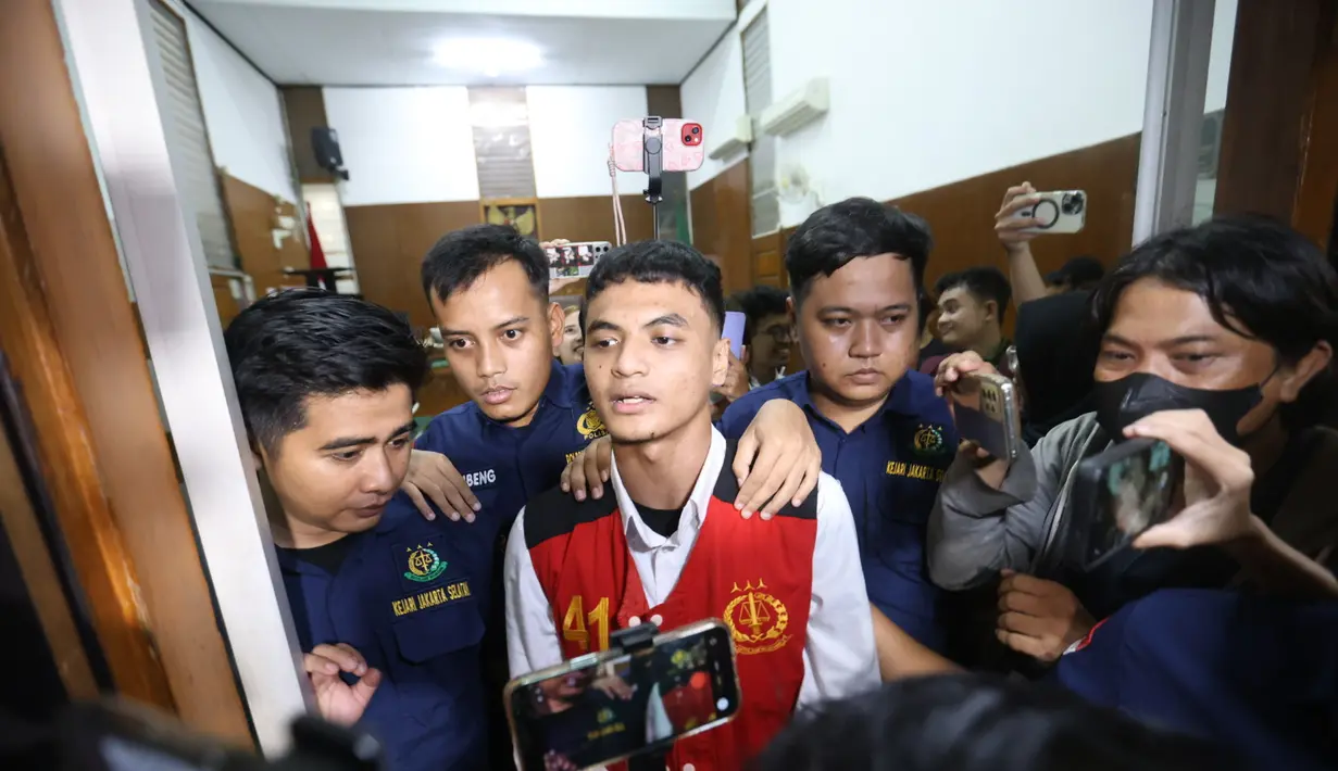 Seperti diberitakan sebelumnya,dalam kasus ini Vadel Badjideh dijerat dengan pasal 81 ayat 2 jo Pasal 82 ayat 1 Undang-Undang Nomor 35 Tahun 2014 tentang Perlindungan Anak, Pasal 77A ayat 1 Undang-Undang Perlindungan Anak, serta Pasal 348 KUHP. (Kapanlagi.com/Budy Santoso)