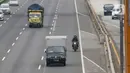 Sepeda motor melintasi Tol Karang Tengah, Tangerang, Banten, Kamis (2/1/2020). Pengendara sepeda motor masih diperbolehkan melintasi tol untuk menghindari ruas jalan yang terendam banjir di beberapa wilayah Jabodetabek. (Liputan6.com/Angga Yuniar)