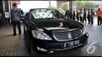 Presiden terpilih Joko Widodo menaiki mobil mercedez benz bernomer B 1190 RFS (Liputan6.com/Miftahul Hayat) 