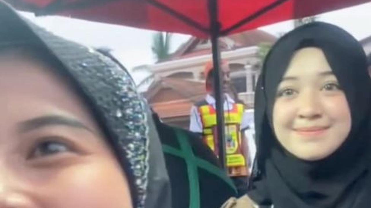 Diajak Foto Pembeli<br>