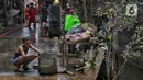 Beberapa warga terlihat memilah perabotan rumah tangga serta barang yang masih bisa digunakan atau diperbaiki. (Liputan6.com/Angga Yuniar)