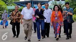 Managing Director Sinar Mas G. Sulistiyanto didampingi Istri Gubernur DKI Jakarta Basuki Tjahaja Purnama, Veronica Tan saat menghadiri acara Bazaar Rakyat di Rusun Marunda, Jakarta Utara, Kamis (30/6).(Liputan6.com/Angga Yuniar)