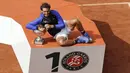 Podium dengan logo 10 sebagai penghargaan atas banyaknya trofi yang diraih Rafael Nadal pada turnamen Prancis Terbuka di Roland Garros stadium, Paris, (11/6/2017). Total Nadal sudah meraih 10 gelar. (AP/Petr David Josek)