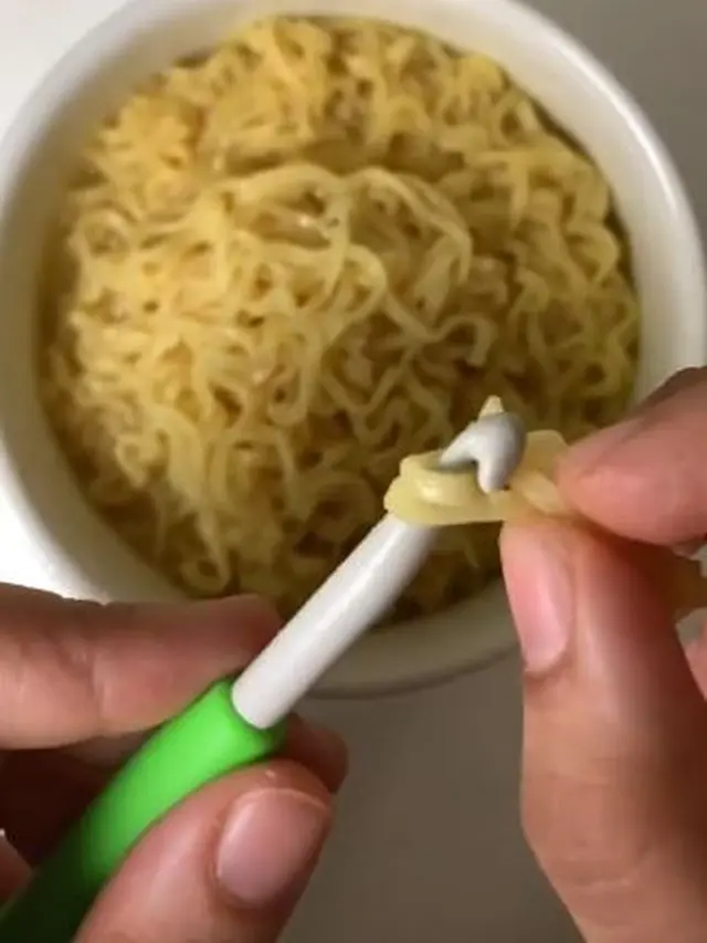 6 Aksi Orang Merajut Mi Ini Gabut Maksimal, Nyeleneh