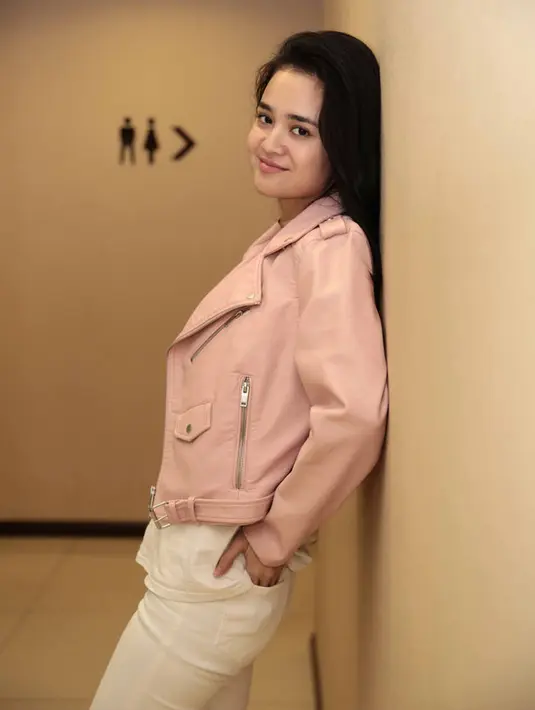 "Makanya dikasih momen istirahat. Acara diberhentiin bentar. Mereka mau foto, kan sampai lantai atas (penggemarnya). Takutnya karena tensinya panas, jadi dorong-dorongan banget," lanjut Michelle. (Nurwahyunan/Bintang.com)