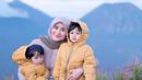 Bersama anak pertama dan keduanya, Ryana Dea tampil kompak dengan busana tebal agar tidak kedinginan di Gunung Bromo. Busana yang dikenakan kedua buah hatinya ini mirip sehingga terlihat semakin kompak. Sudah memiliki tiga buah hati, sosok Ryana Dea yang tetap tampil menawan banyak dipuji netizen. (Liputan6.com/IG/@ryana_dea)