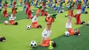 Para siswa beraksi dengan bola saat acara pembukaan sebuah turnamen sepak bola di Dalian, Liaoning, China, (16/7/2016). (Reuters)