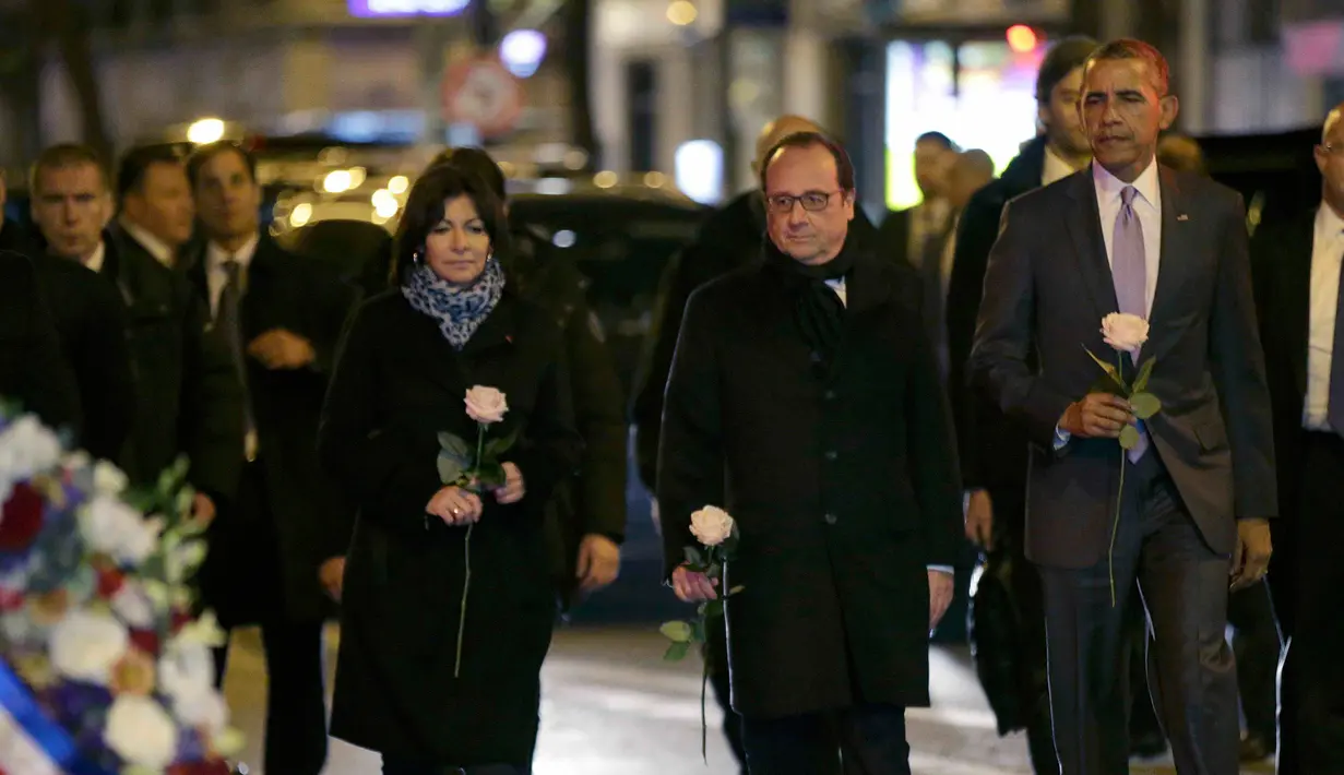 Presiden AS Barack Obama, Presiden Prancis Francois Hollande dan Walikota Paris Anne Hildago menaruh bunga tanda bela sungkawa di salah satu lokasi serangan berdarah Paris di gedung konser Bataclan, Prancis, Minggu (30/11). (REUTERS/ Philippe Wojazer)