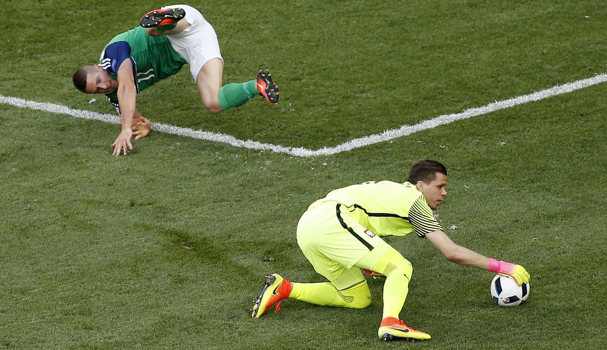Kiper Polandia dan juga mantan pemain Arsenal, Wojciech Szczesny (kanan) beraksi pada grup C melawan Irlandia Utara dan lolos hingga babak perempat final Piala Eropa 2016 di Stade de Nice, Nice, (12/6/2016). (REUTERS/Eric Gaillard)