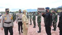 Wakapolda Sulteng, Brigjen Pol. Hery Santoso dan Sekda Prov. Sulteng saat meninjau kesiapan pasukan pengamanan natal dan tahun baru, Senin (21/12/2020). (Foto: Humas Polda Sulteng).