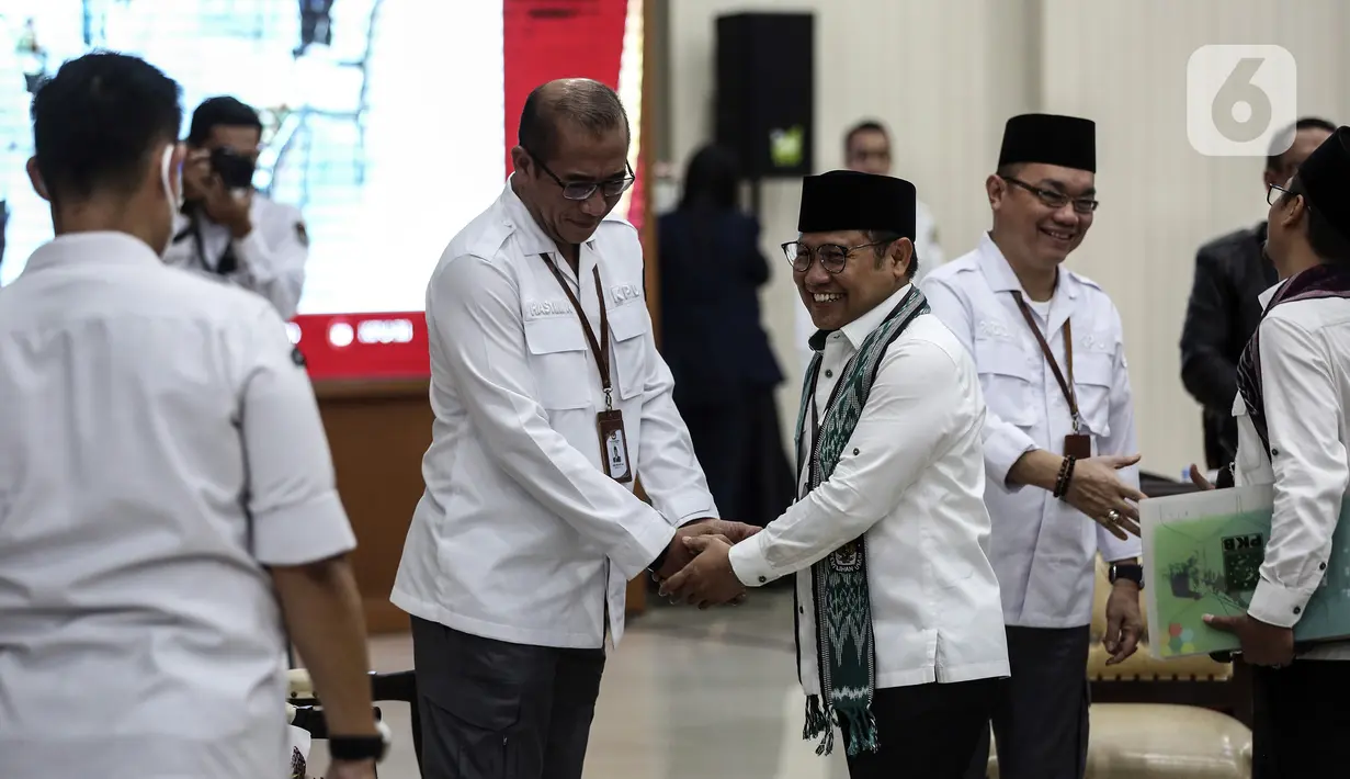 Ketua Umum Partai Kebangkitan Bangsa (PKB) Muhaimin Iskandar atau Cak Imin bersama jajaran pengurus Partai PKB mendaftarkan partai politiknya sebagai calon peserta Pemilu 2024 di Kantor KPU, Jakarta, Senin (8/8/2022). Pada hari kedelapan ini, KPU menerima pendaftaran empat partai politik di antaranya Partai Republiku Indonesia, Partai Hati Nurani Rakyat (Hanura), Partai Gerindra, dan Partai Kebangkitan Bangsa (PKB). (Liputan6.com/Johan Tallo)