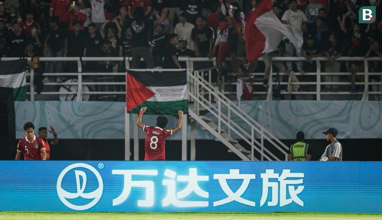 <p>Selebrasi pemain Timnas Indonesia U-17, Arkhan Kaka setelah mencetak gol ke gawang Timnas Ekuador U-17 pada laga pertama Grup A Piala Dunia U-17 di Stadion Gelora Bung Tomo, Surabaya, Jumat (10/11/2023) malam WIB. (Bola.com/Bagaskara Lazuardi)</p>