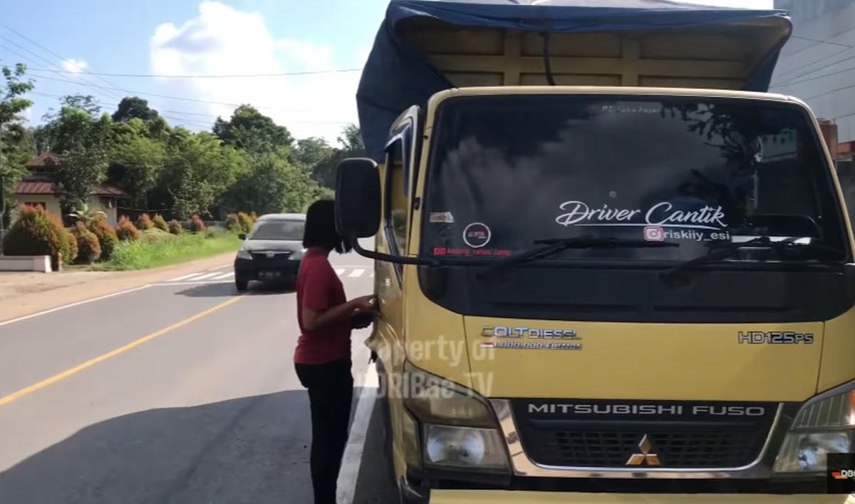 Begitu mengagumkan, Ecy telah menjadi tulang punggung demi menyokong perekonomian keluarganya. <br>