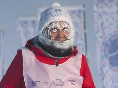 Seorang pelari ikut serta dalam maraton terdingin di Dunia Internasional pada suhu minus 53 derajat (-63,4 Fahrenheit) di dekat Oymyakon, republik Sakha, juga dikenal sebagai Yakutia, Rusia, pada 22 Januari 2022. Sebanyak 65 pelari bersaing dalam suhu yang sangat rendah. (AP Photo/Ivan Nikiforov)