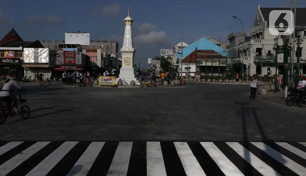 Suasana perempatan Tugu Pal Putih Yogyakarta, Sabtu (26/12/2020). Tugu yang dulunya bernama tugu Golong Gilig ini memiliki sejarah panjang dan menjadi salah satu keistimewaan kota Yogya ini terlihat rapi dan ramai dikunjungi wisatawan. (Liputan6.com/Helmi Fithriansyah)