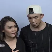 Pasangan baru Rina Nose dan Fakhrul Razi akan segera melangsungkan pernikahan di Tanah Suci Mekkah pada bulan Juli mendatang. Apa sih yang membuat keduanya yakin untuk segera menikah?