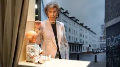 Penyintas Holocaust Lore Mayerfeld berpose di samping bonekanya 'Inge' saat pameran barang-barang peringatan Holocaust di Parlemen Jerman Bundestag, Berlin, Jerman, 23 Januari 2023. Pameran untuk memperingati 70 tahun Yad Vashem, peringatan resmi Israel untuk orang-orang Yahudi korban Holocaust sejak 1953, menghadirkan berbagai benda sehari-hari yang dibawa oleh orang Yahudi ketika mereka melarikan diri dari Nazi. (AP Photo/Markus Schreiber)