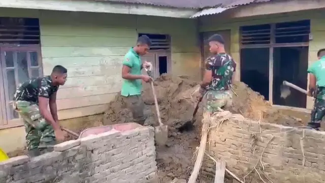 TNI Bantu Bersihkan Rumah Lansia yang Terdampak Banjir