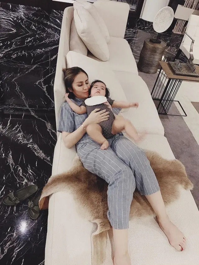 Jadi Hot Mama, Ini 6 Momen Momo Geisha saat Asuh Buah Hati