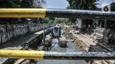 Petugas Sudin SDA Jakarta Pusat menggunakan alat berat saat pengerukan lumpur di Kali Sentiong, Kecamatan Johar Baru, Rabu (22/9/2021). Pengerukan lumpur ini merupakan bagian dari program normalisasi guna memperdalam aliran Kali Sentiong. (merdeka.com/Iqbal S. Nugroho)