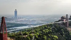 Foto pada 4 Mei 2019 memperlihatkan pemandangan di atas udara atau Skywalk dari jembatan berlantai kaca di Huaxi Adventure Park, Provinsi Jiangsu timur China. Jembatan kaca setinggi 518 meter ini menjadi tujuan wisata favorit di China. (Photo by STR / AFP)